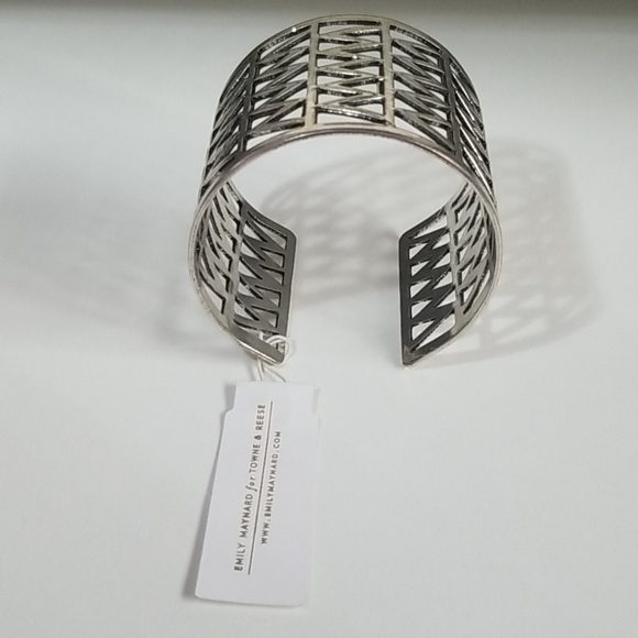 Cuff bracelet never before worn NWT - Picture 3 of 4